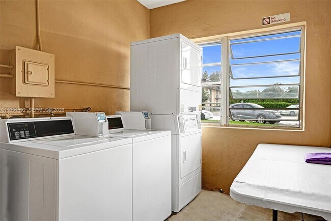 Building Photo - 5325 SW 77th Ct