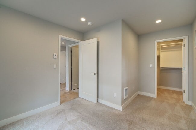 Building Photo - 4Bd/3Ba Bellevue Townhouse