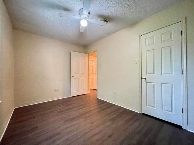 Building Photo - 402 W Florida Ave