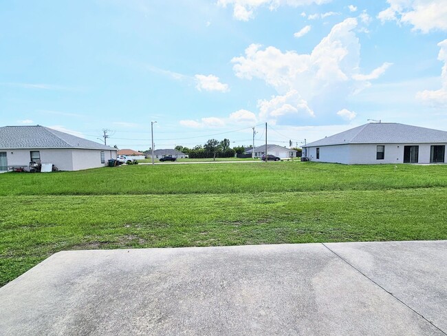 Building Photo - Like New  3 bedroom, 2bath 1 car garage