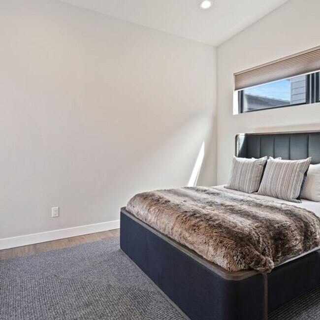 Building Photo - Modern Luxury and Prime Location: Fully Furnished 2 Bed 2 Bath Home with Hot Tub