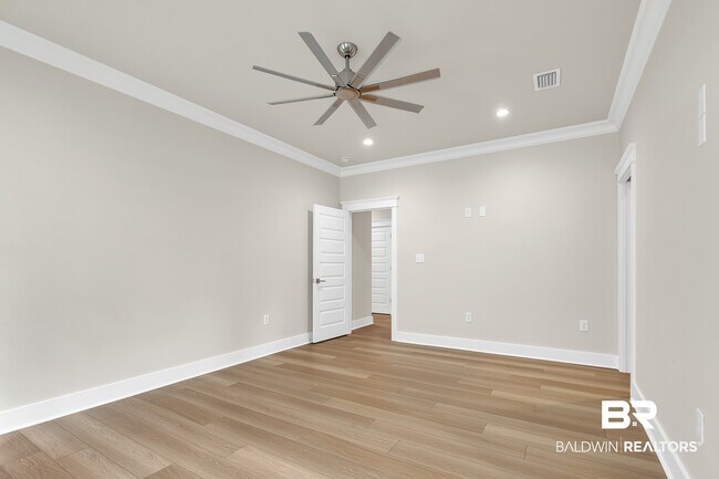 Building Photo - 27085 Park Dr