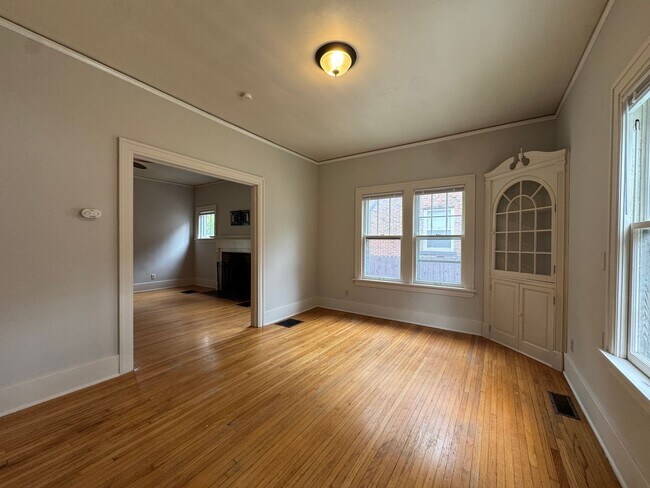 Building Photo - 1004 S Busey Ave
