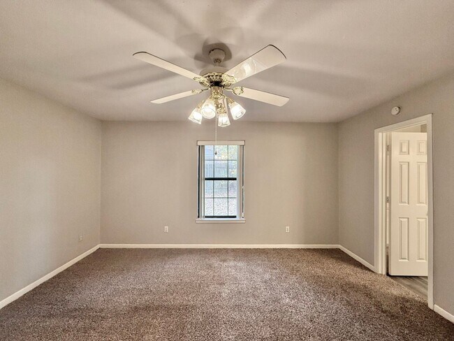 Building Photo - Langley Westminster Duplex