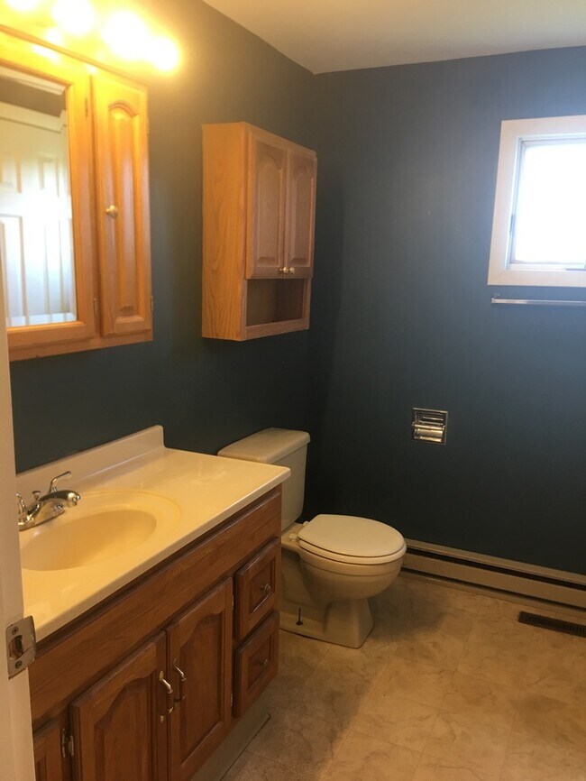 Building Photo - Cozy 3 bedroom 1.5 bath with 2 stall detached garage in country setting