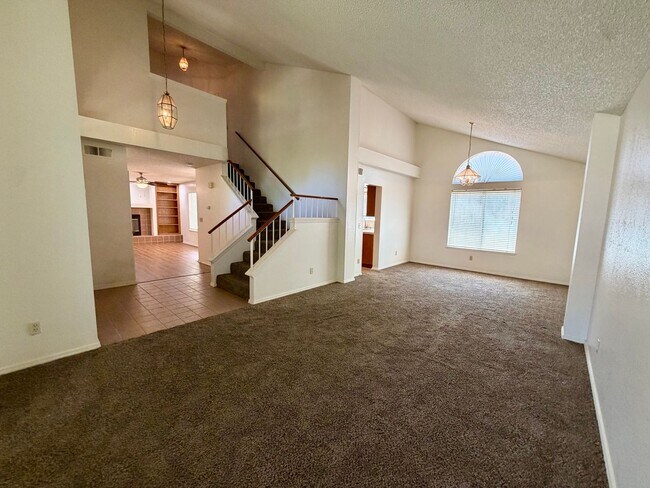 Building Photo - 4 Bed, 2.5 Bath Home with 3-Car Garage in Clovis Unified School District
