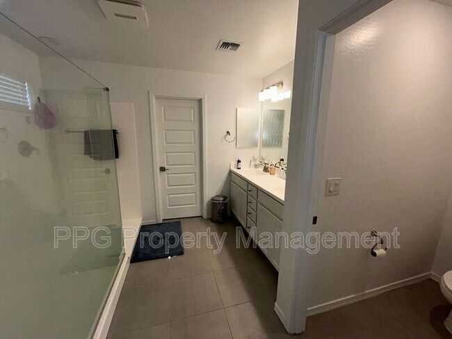 Building Photo - 14118 W Hackamore Dr