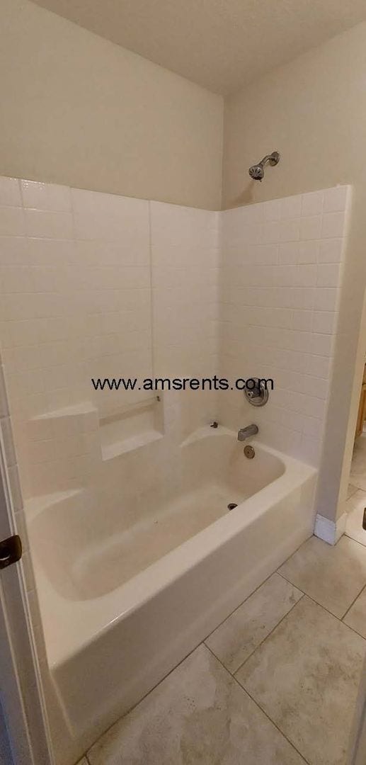 Building Photo - Spacious 3 Bedroom 2 Bath