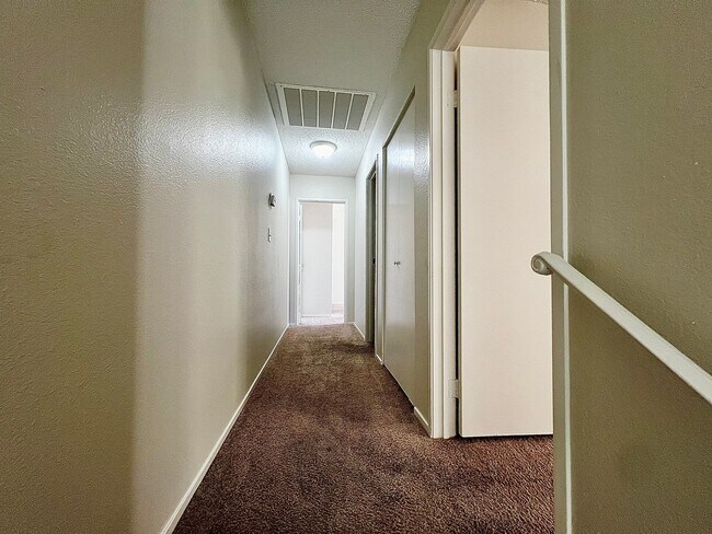 Building Photo - TWO BEDROOM TOWNHOME WITH VAULTED CEILING AND GRAND FRONT WINDOWS
