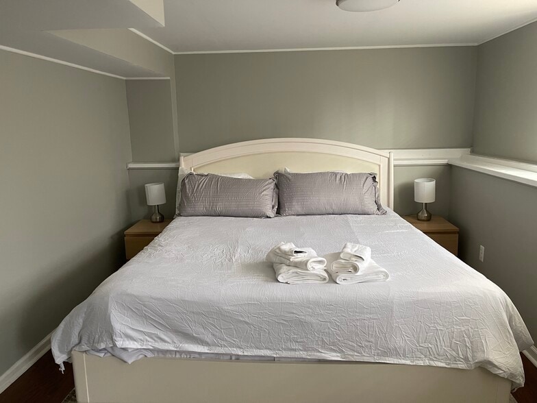 4th bedroom king size bed - 68 Stanford Rd W