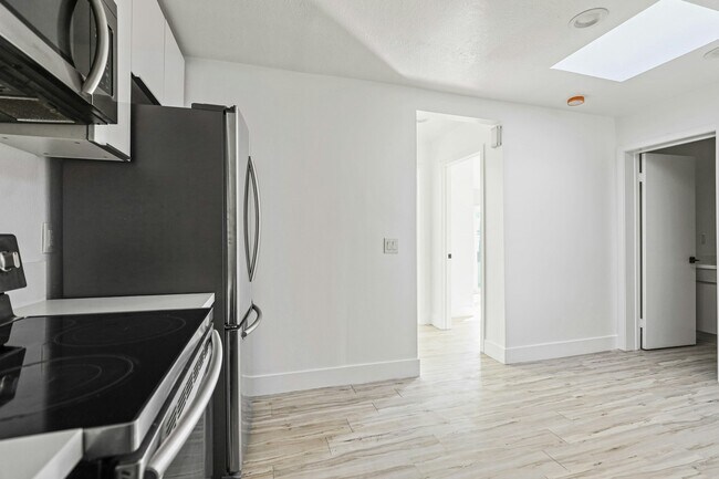 Building Photo - 850 N Van Ness Ave