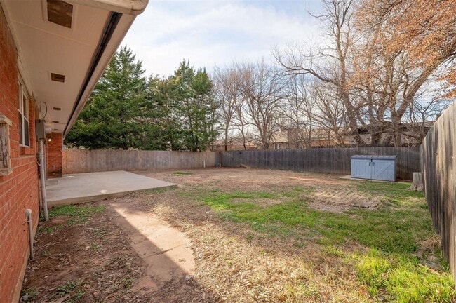 Building Photo - 421 Meadow Lake Dr