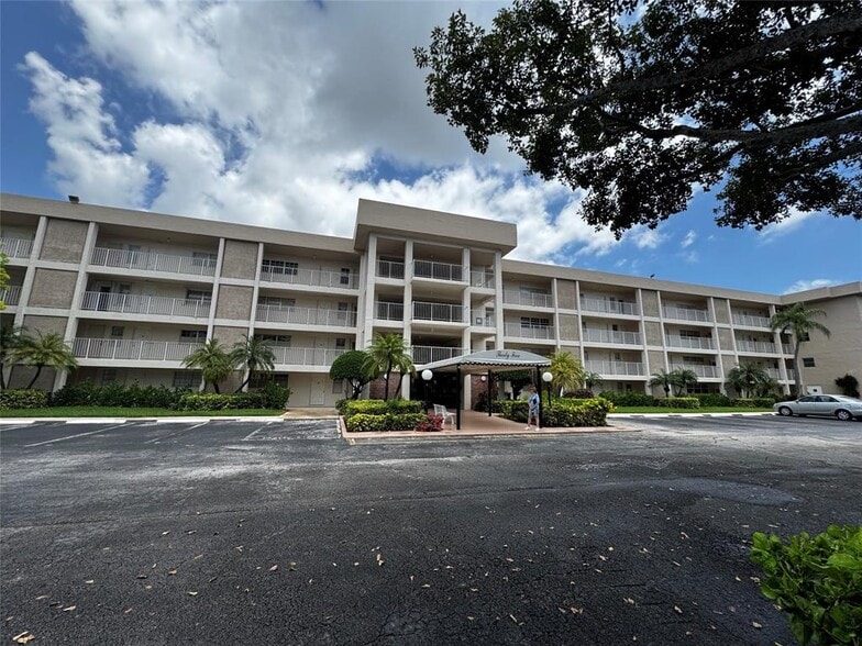 Building Photo - 3151 S Palm Aire Dr
