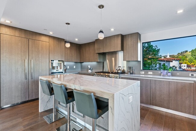 Building Photo - Prestigious Hollywood Hills Home for Rent