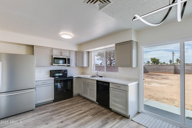 Building Photo - 2018 W Western Dr