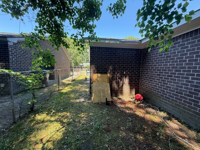 Building Photo - Freshly Painted 2Br 2Ba Duplex