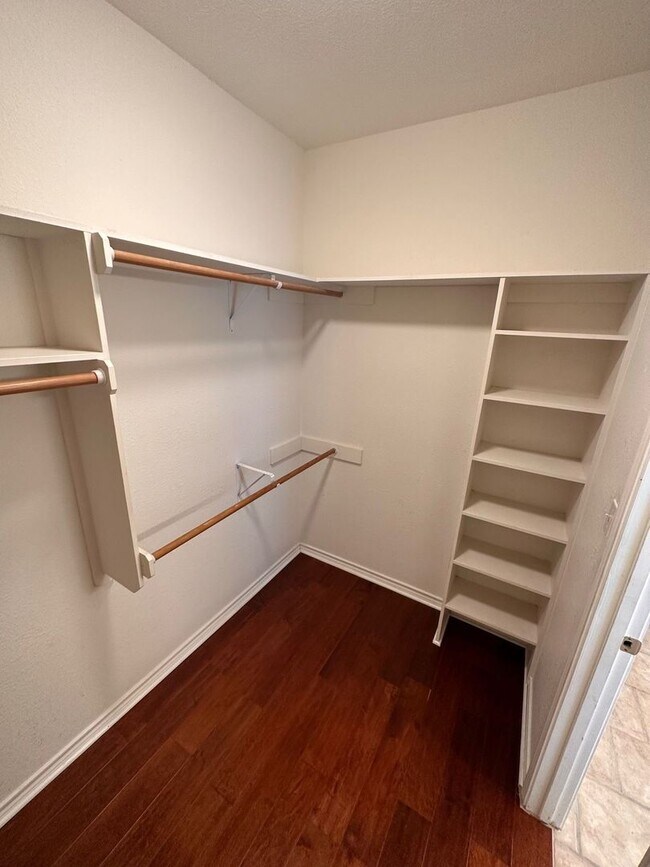 Building Photo - 115 Suncrest