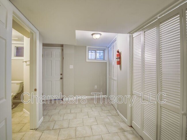 Building Photo - 1417 Downing St NE