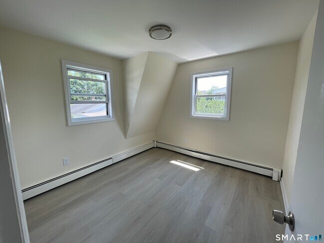 Building Photo - 71 Alvord Ln
