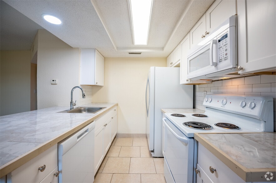 2BR, 2BA - 950SF - Kitchen - Lakeshore Apartments