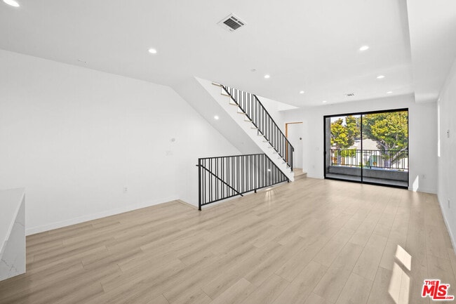 Building Photo - 2123 Cloverdale Ave