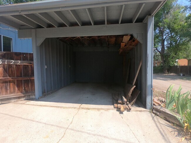 Building Photo - Craftsman duplex with covered parking!