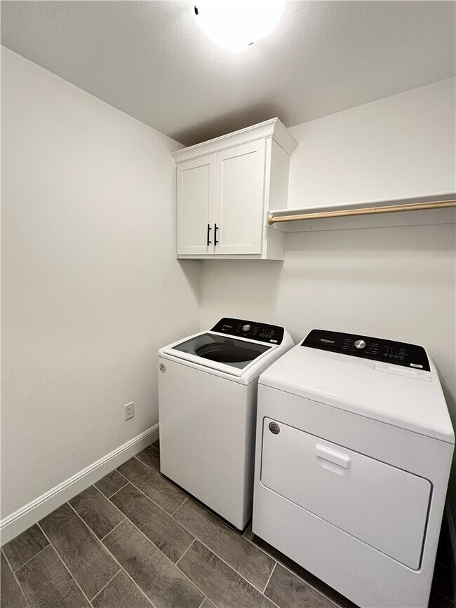 Building Photo - 2060 Periwinkle Pl