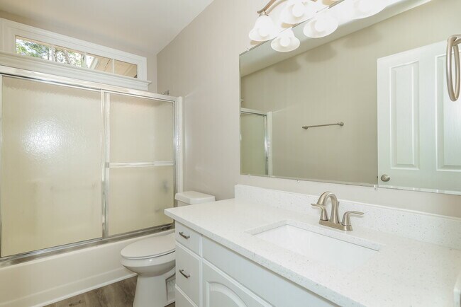 Building Photo - 3073 Essex Dr