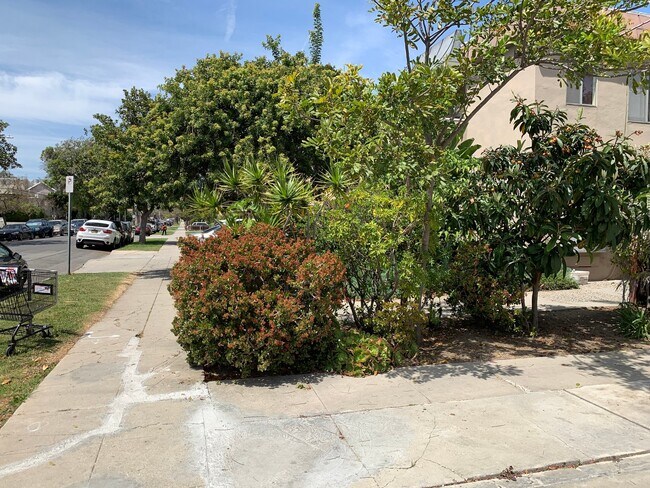 Building Photo - 3646 Vinton Ave