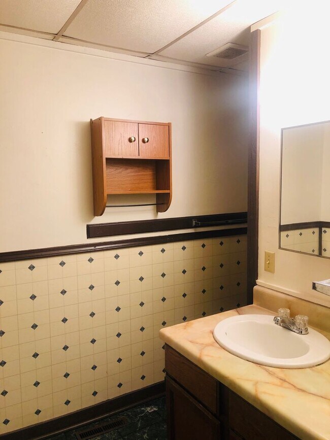 Building Photo - Centrally Located Bungalow
