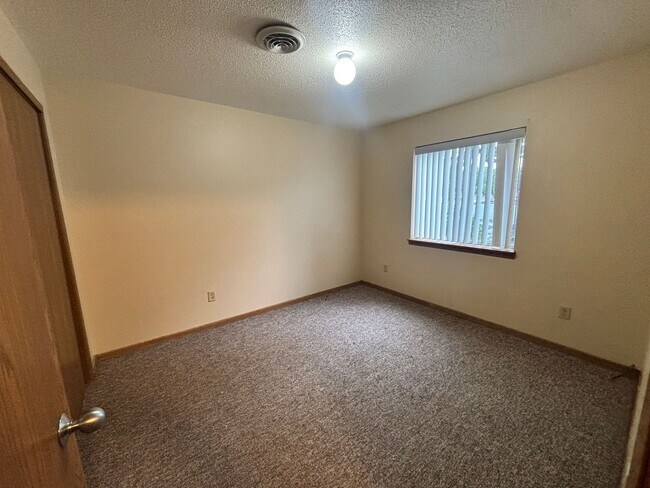 Building Photo - 2 Bd/1 bath Lower Unit at the Driftless Apartments