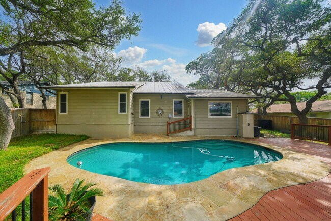 Building Photo - Charming and Centrally Located Home Now Available with Inground Pool. Realtor Commmission:$750
