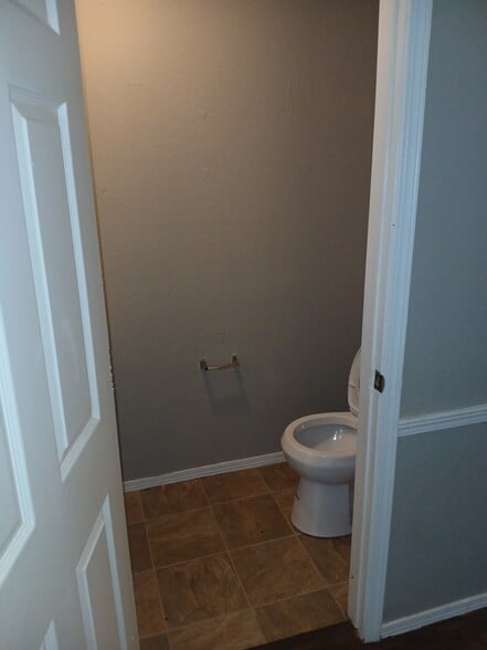 Building Photo - 4301 Yorkshire Dr