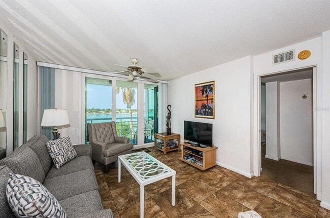 Building Photo - 5801 Bahia Del Mar Cir N