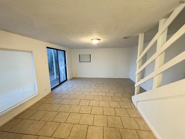 Building Photo - 615 Sunset Dr