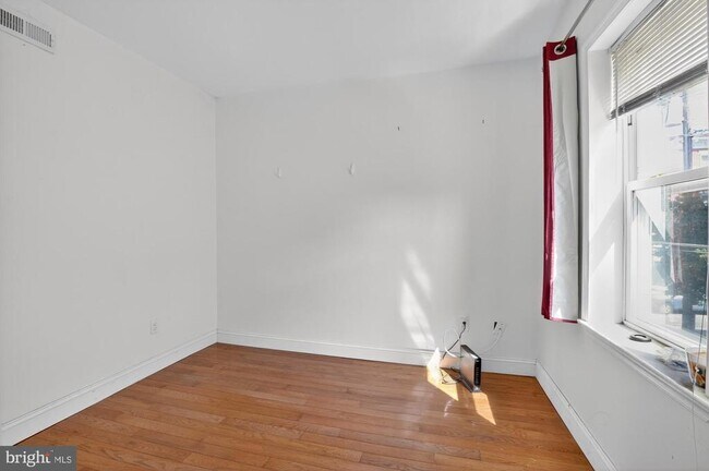 Building Photo - 1304 S Fairhill St