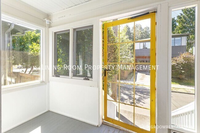 Building Photo - 1525 SE Pershing St