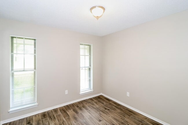 Building Photo - 4395 Kerwin Dr