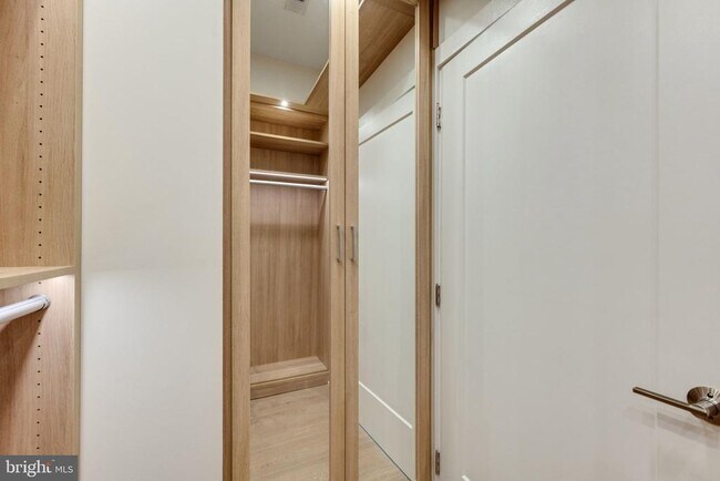 Building Photo - 701 Swann Ave