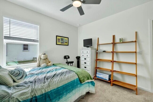 Building Photo - 543 SW Whitmore Dr