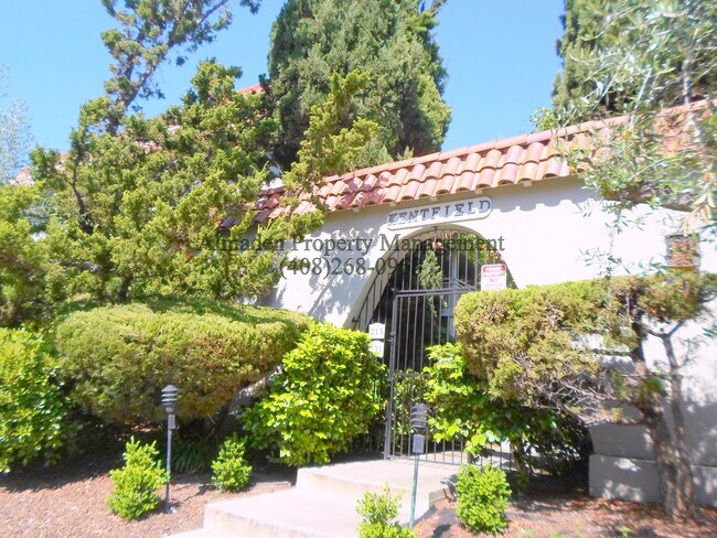 Building Photo - Condo in Great Location! Award Winning Schools!