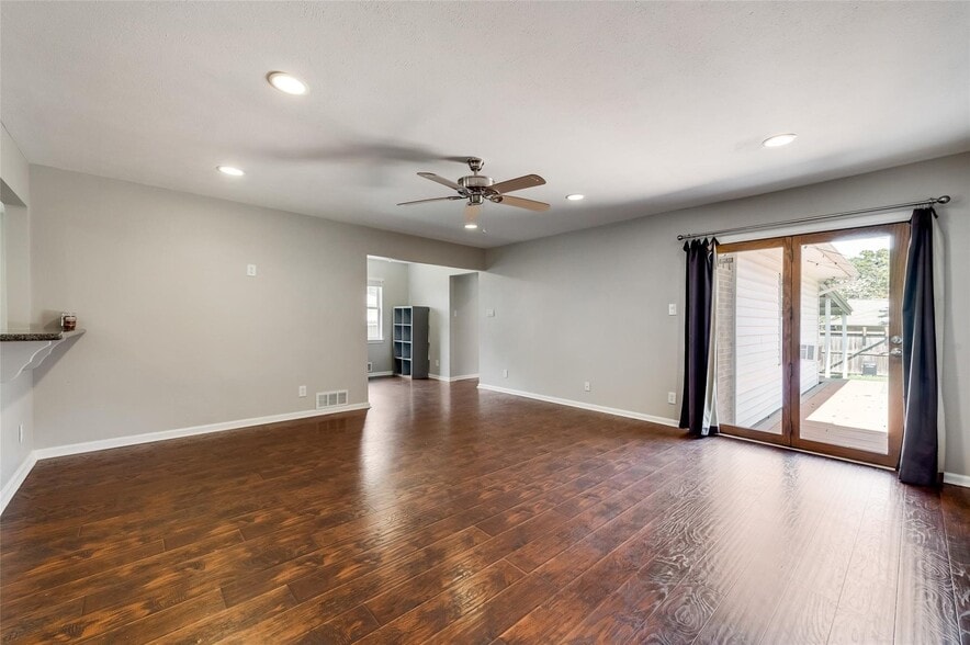 Building Photo - 13635 Willow Bend Rd