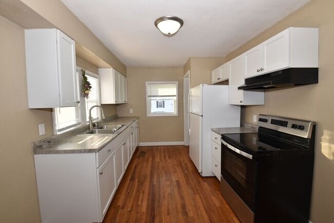 Building Photo - Mishawaka Northside 3 bedroom 1 1/2 story home with 2 bathrooms