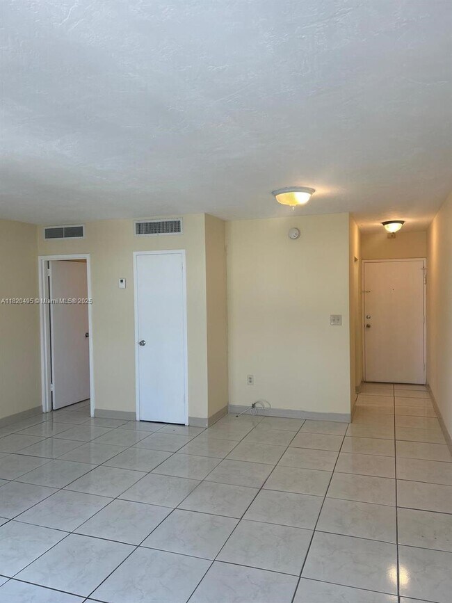 Building Photo - 2899 Collins Ave