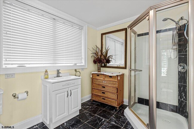 Building Photo - 104 S Oakland Ave