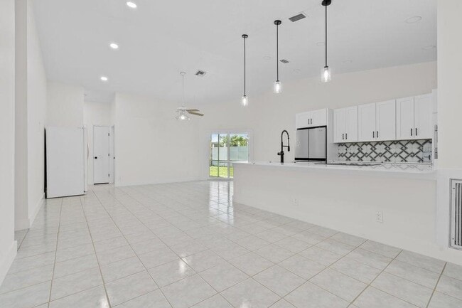 Building Photo - 48 Bentwater Cir