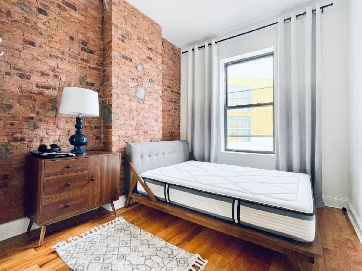 Building Photo - Bushwick Exposed brick, 23 mins to Manhattan #93