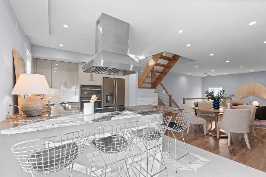 Building Photo - 869 Corinthian Ave