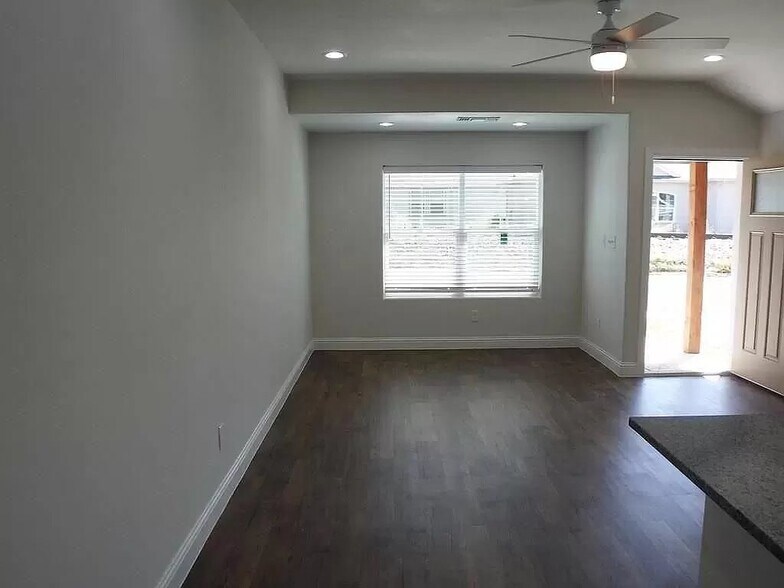 Building Photo - 810 N Broughton St