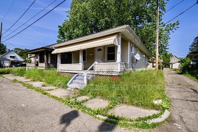 Building Photo - 1328 Struble Ave NE